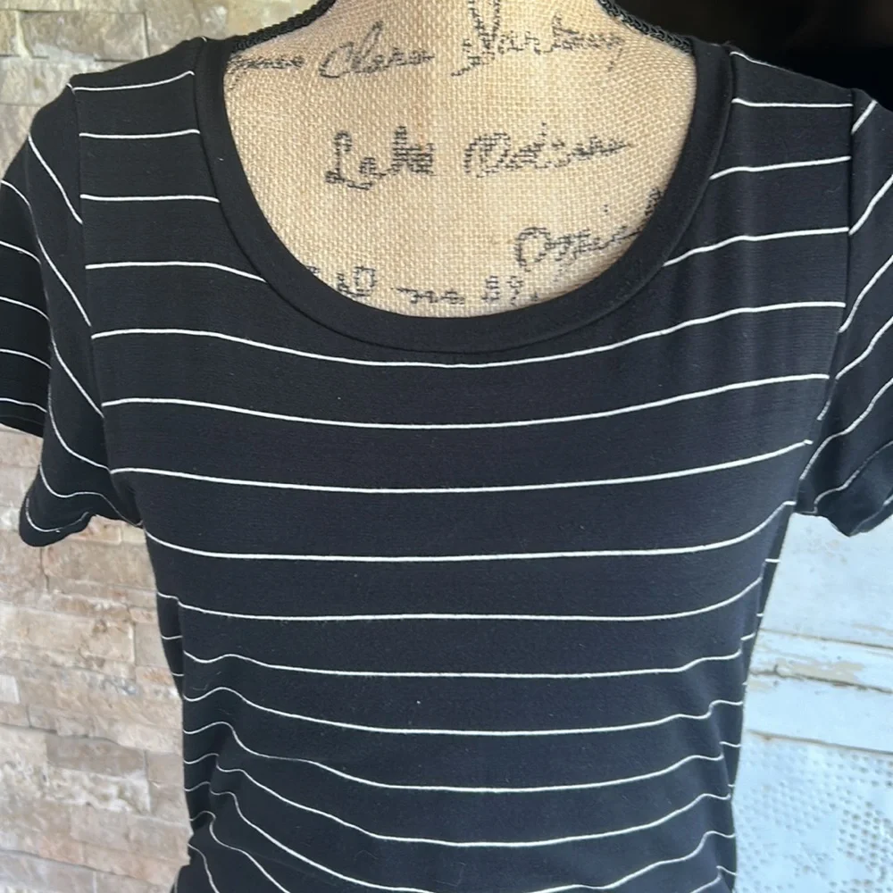 Sundry black t-shirt crew neck dress w white stripe and ruching down side lined